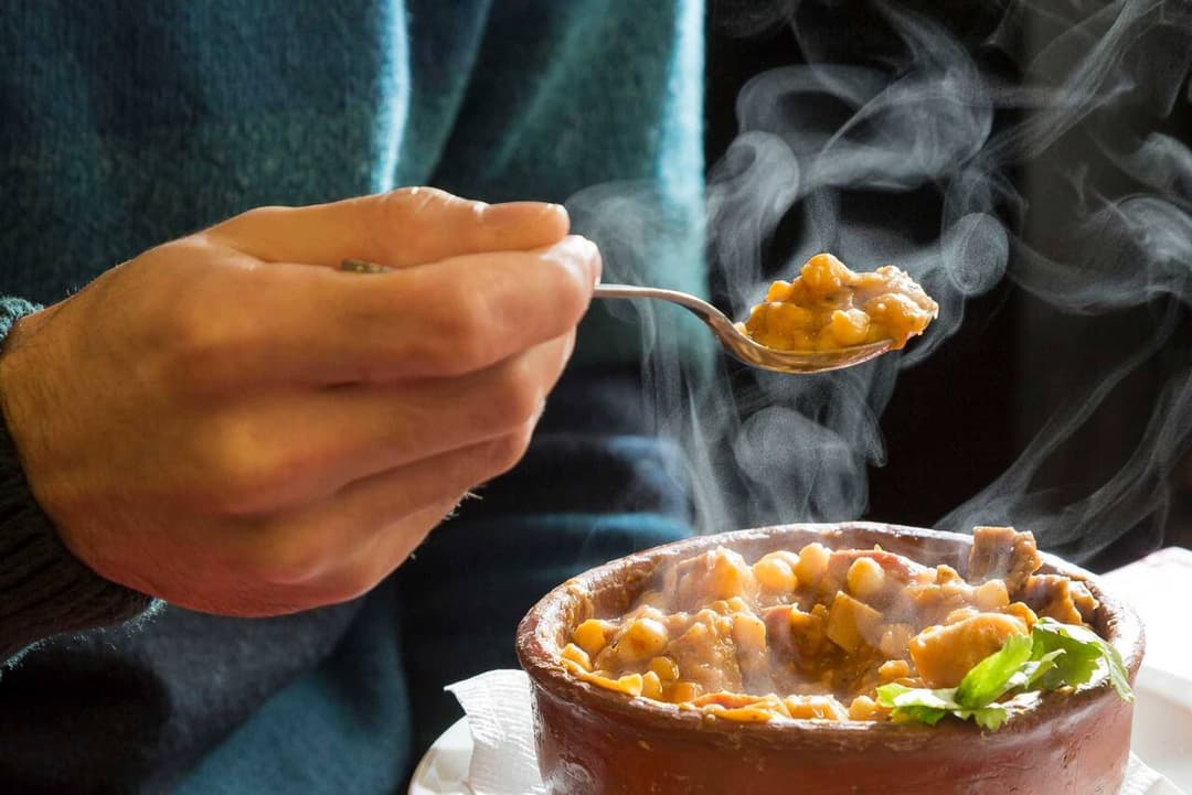 Persona comiendo comida casera